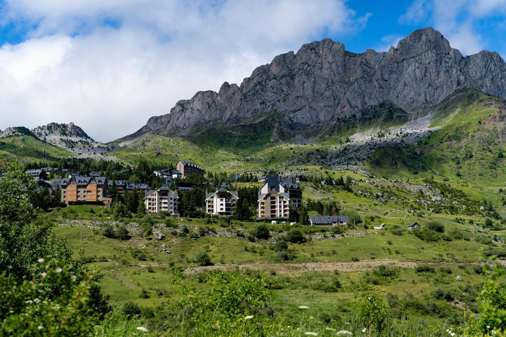 Snoe Hotel Formigal Buitenkant foto