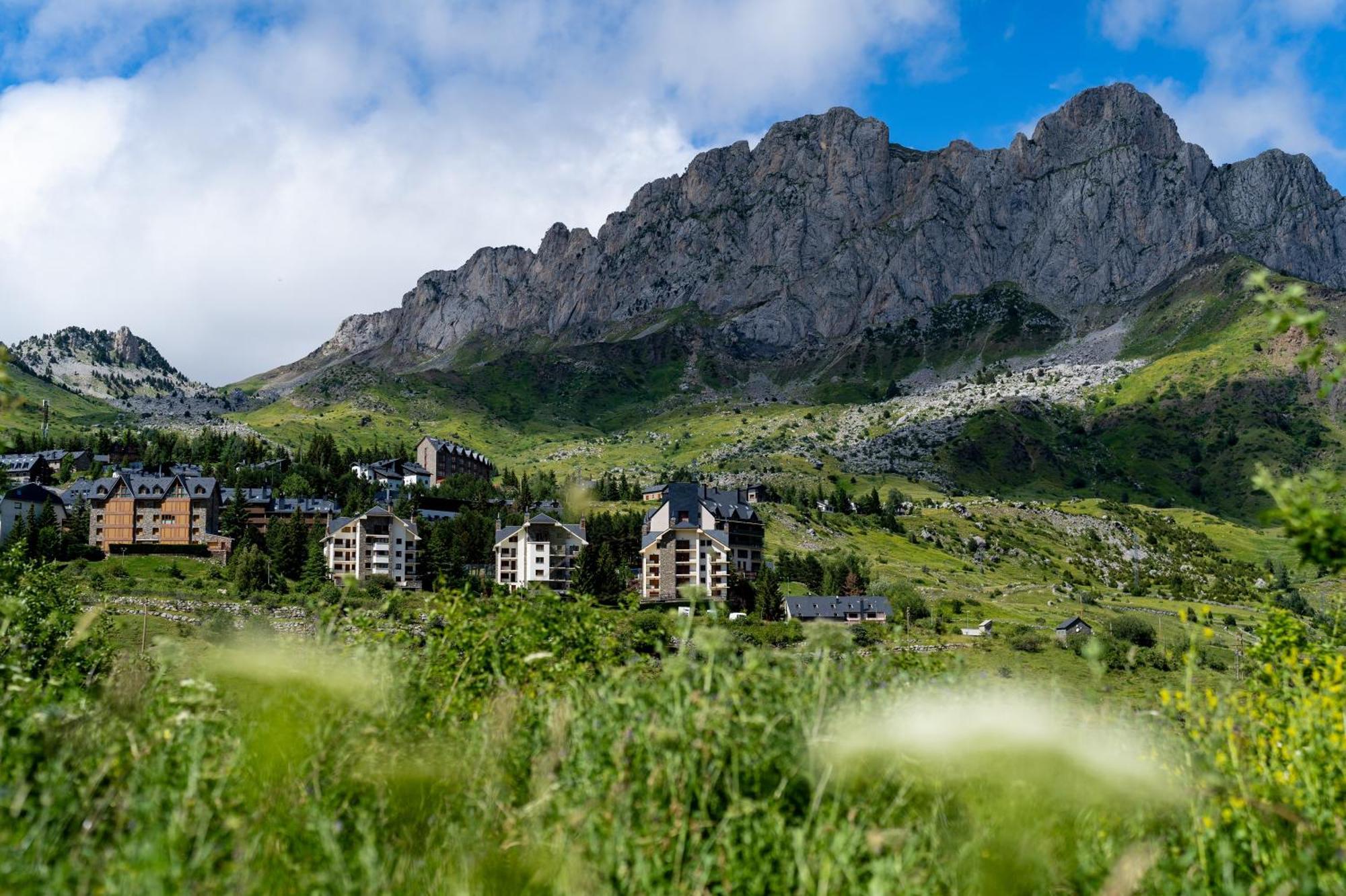Snoe Hotel Formigal Buitenkant foto